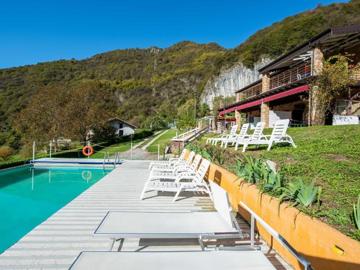 Beautiful Chalet With Swimming Pool In Lombardy Villa มาโรเน ภายนอก รูปภาพ