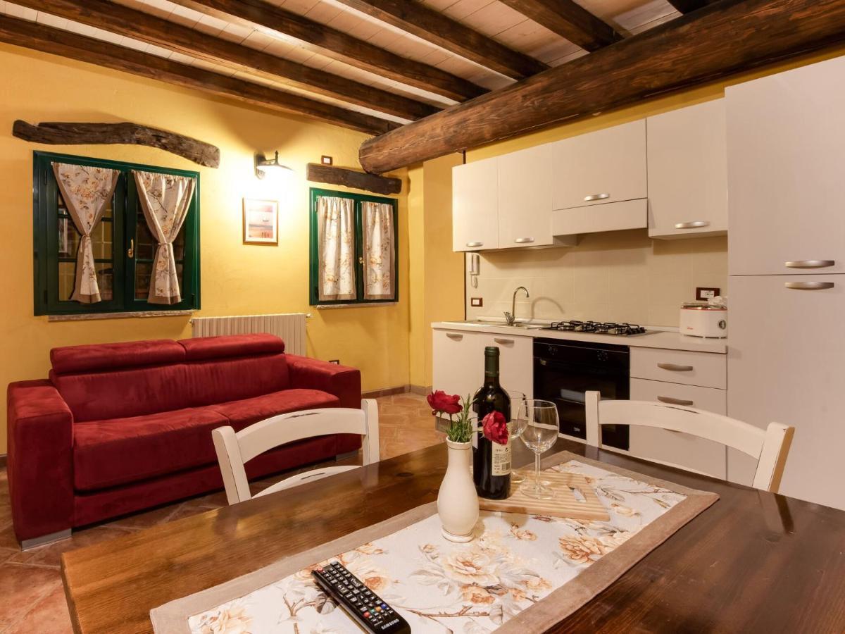Beautiful Chalet With Swimming Pool In Lombardy Villa มาโรเน ภายนอก รูปภาพ