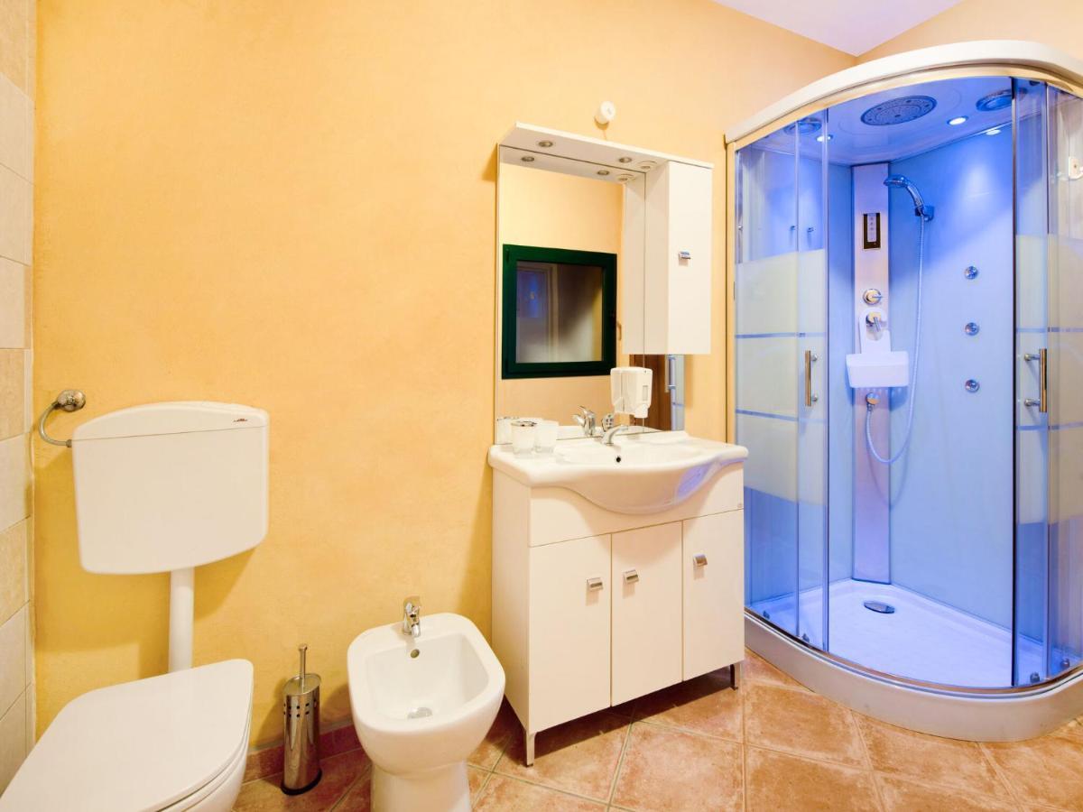 Beautiful Chalet With Swimming Pool In Lombardy Villa มาโรเน ภายนอก รูปภาพ