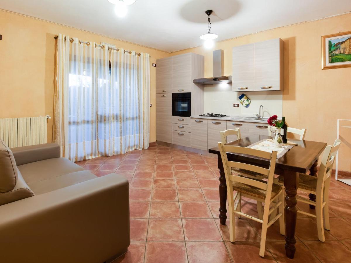 Beautiful Chalet With Swimming Pool In Lombardy Villa มาโรเน ภายนอก รูปภาพ