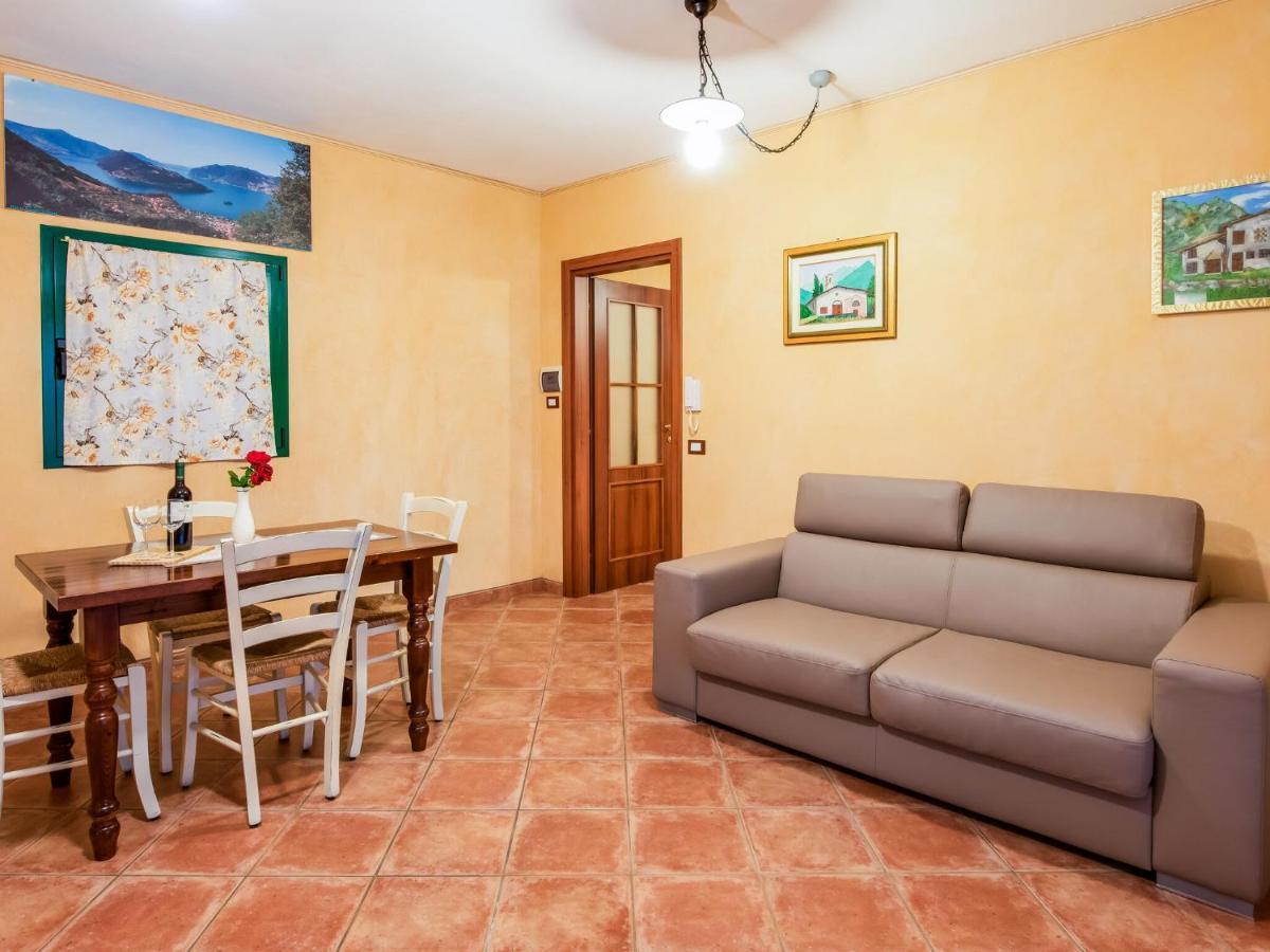 Beautiful Chalet With Swimming Pool In Lombardy Villa มาโรเน ภายนอก รูปภาพ