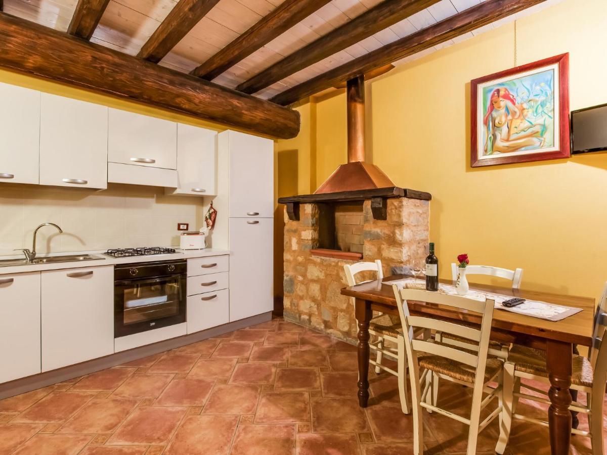 Beautiful Chalet With Swimming Pool In Lombardy Villa มาโรเน ภายนอก รูปภาพ