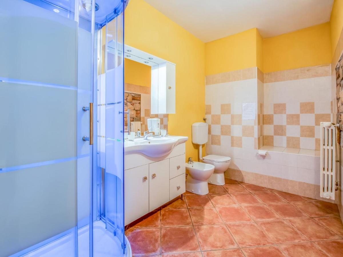 Beautiful Chalet With Swimming Pool In Lombardy Villa มาโรเน ภายนอก รูปภาพ
